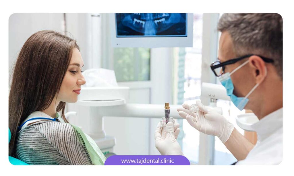 تصویر دندانپزشک در حال توضیح شرایط لازم برای کاشت ایمپلنت دندان به بیمار خانم خود